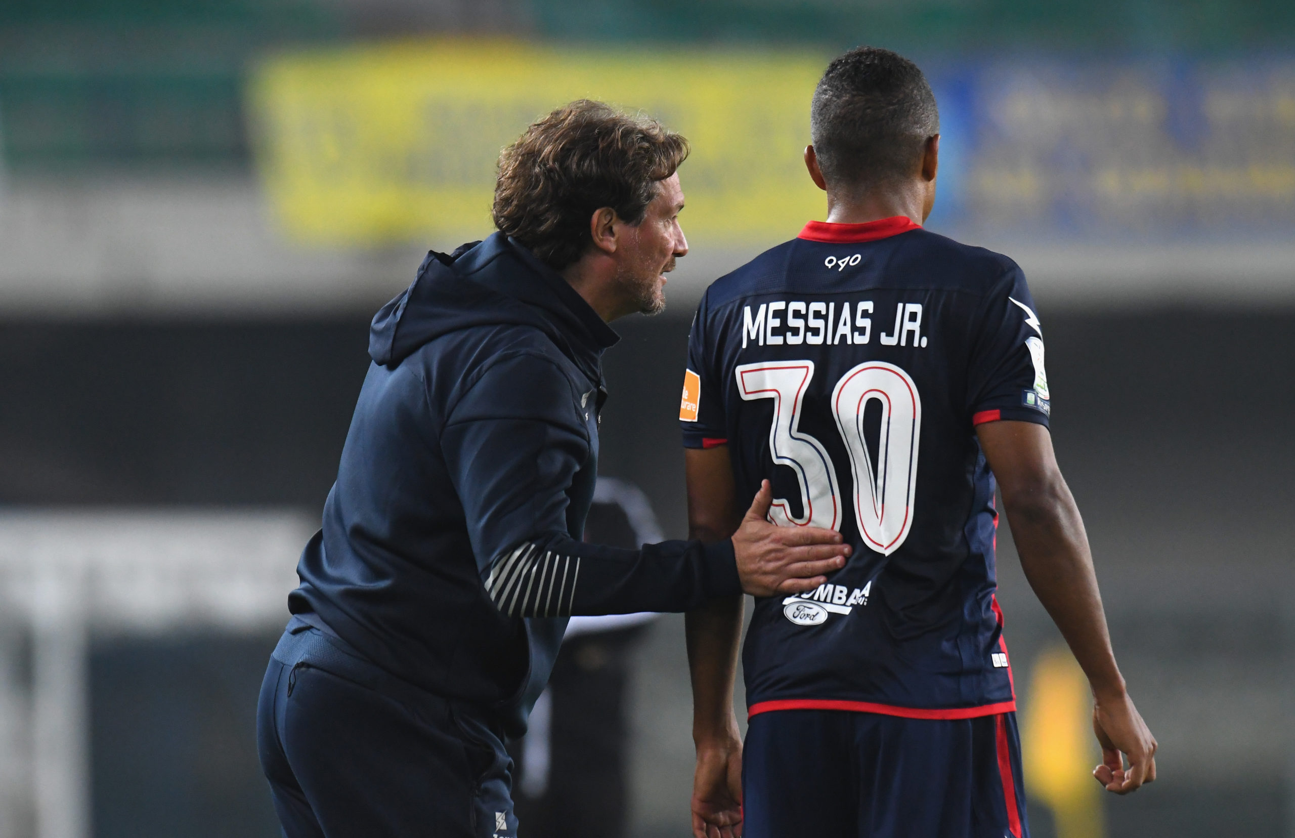 Cosenza-Crotone: derby calabrese tra due squadre dalle ambizioni opposte