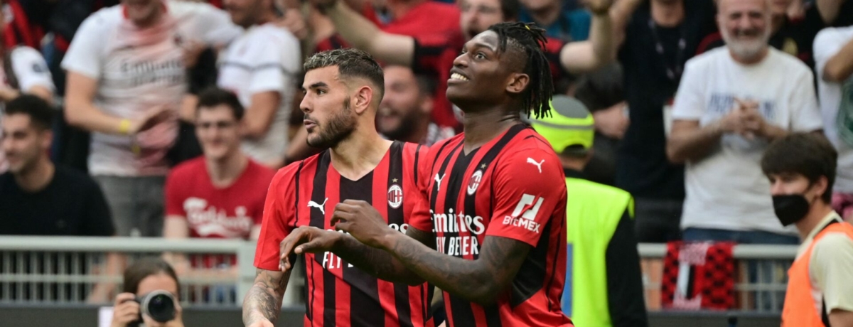 giocatori rossoneri in campo