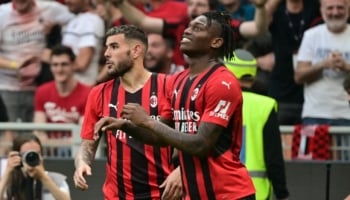 giocatori rossoneri in campo