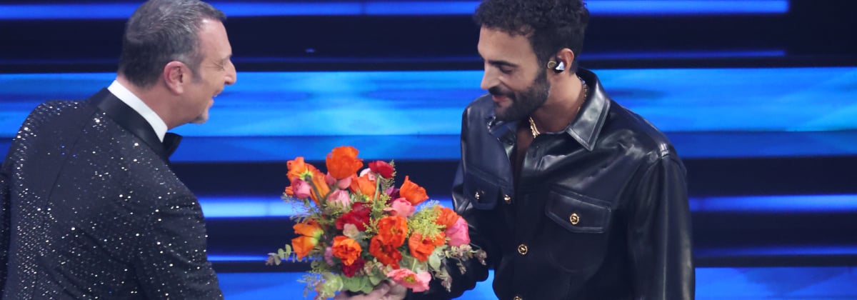 immagine di Amadeus e Marco Mengoni sul palco dell'Ariston dopo il brano 