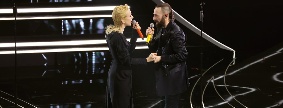 immagine dei Coma_Cose che cantano per Sanremo 2023