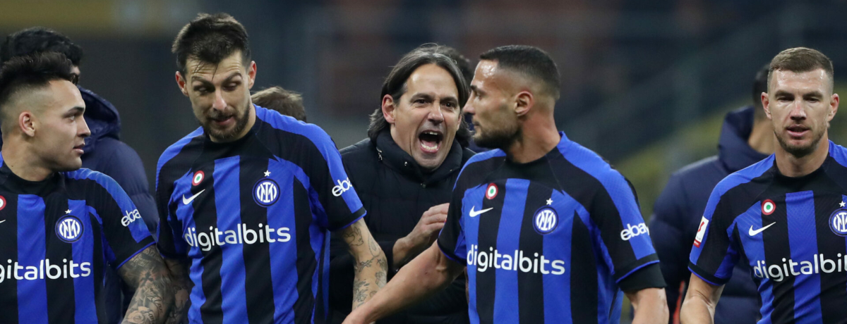 allenatore e giocatori dell'inter in campo
