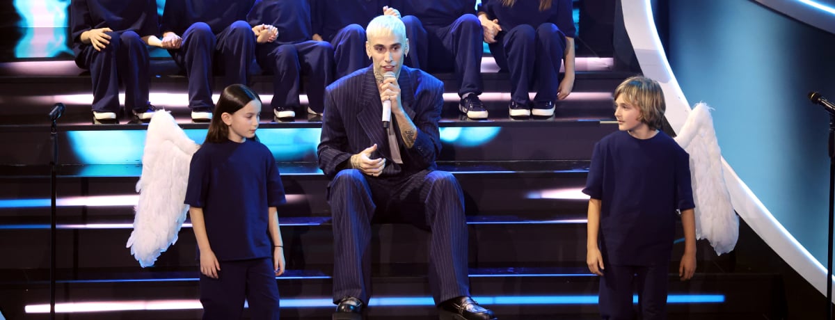 immagine di mr rain che canta sul palco dell'Ariston per Sanremo 2023.