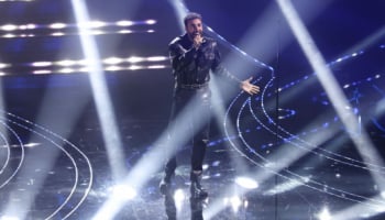 immagine con Marco Mengoni sul palco dell'Ariston Bwin News