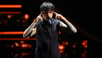 immagine con Ultimo sul palco dell'Ariston Bwin News