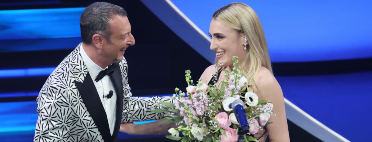 immagine con Mara Sattei sul palco dell'Ariston Bwin News