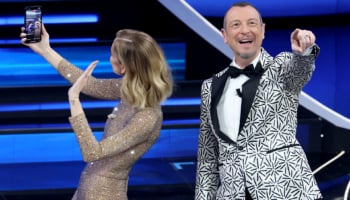immagine con Amadeus e Chiara Ferragni sul palco dell'Ariston Bwin News