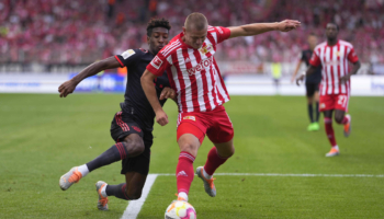 giocatori di bayern monaco e union berlino in azione
