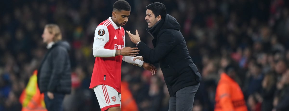 giocatore arsenal che parla con allenatore