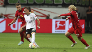 giocatori di lipsia e eintracht francoforte in azione