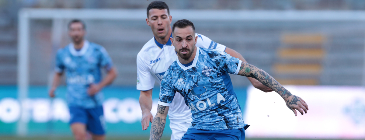 giocatori di como e frosinone in campo