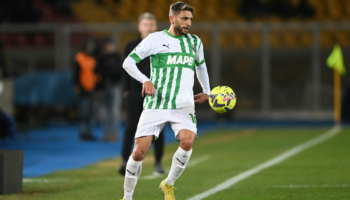 attaccante del Sassuolo in azione