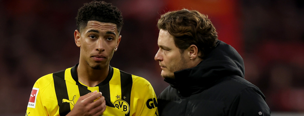 l'allenatore del Borussia Dortmund con un giocatore