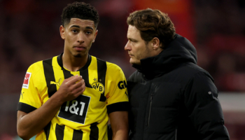 l'allenatore del Borussia Dortmund con un giocatore