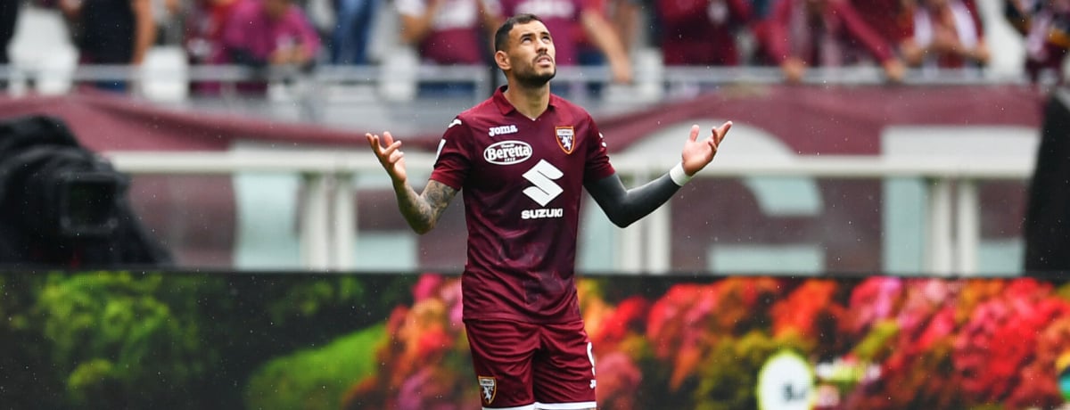 attaccante granata in campo