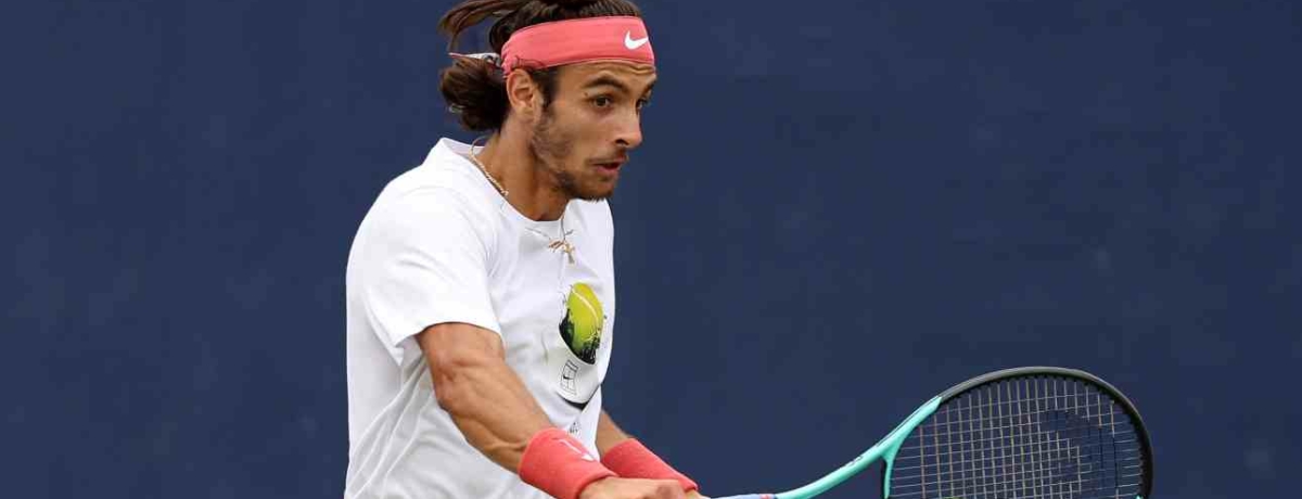Tennista azzurro colpisce di rovescio