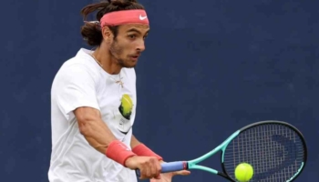 Tennista azzurro colpisce di rovescio