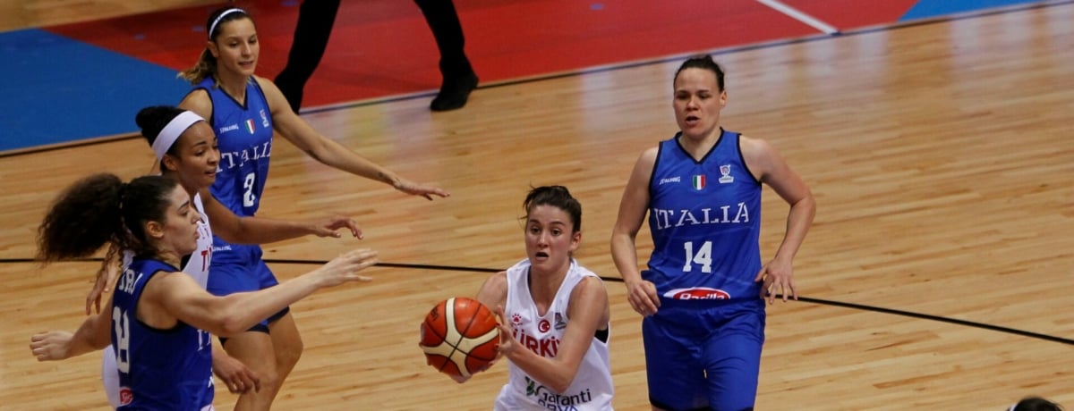 giocatrici dell'italia sul parquet