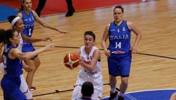 giocatrici dell'italia sul parquet