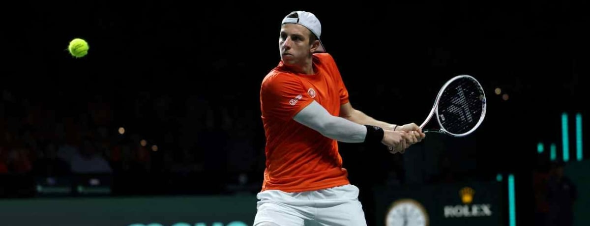 Tennista olandese su campo indoor