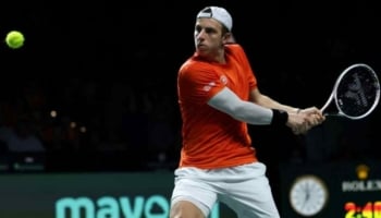 Tennista olandese su campo indoor