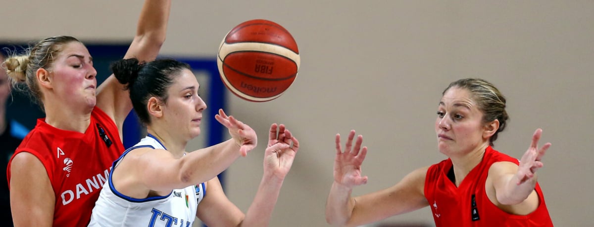 giocatrici dell'italia sul parquet