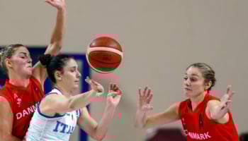 giocatrici dell'italia sul parquet