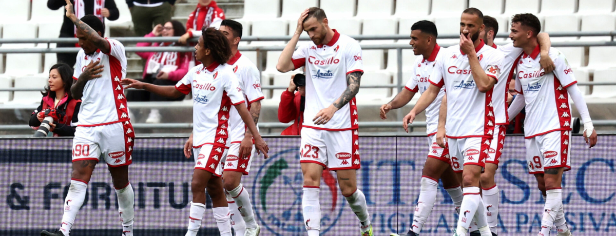 giocatori biancorossi in campo