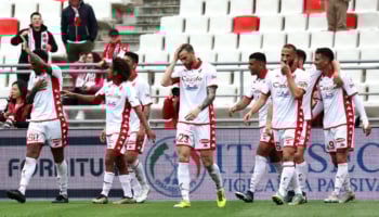 giocatori biancorossi in campo
