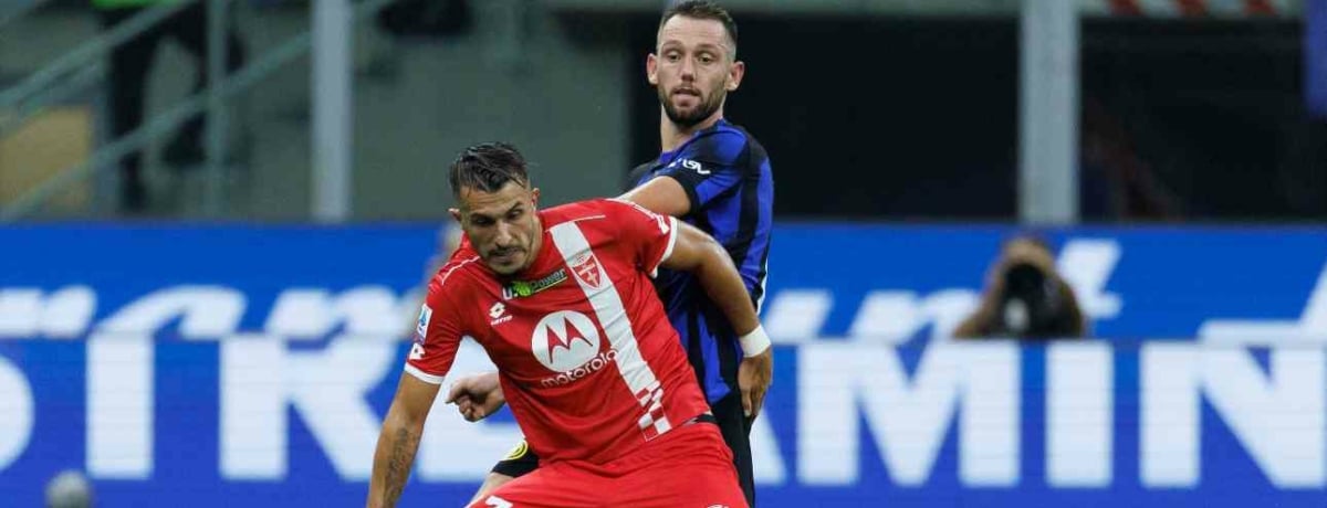 giocatore del monza impegnato in un'azione di gioco