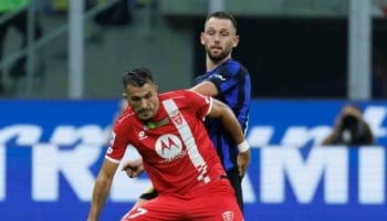 giocatore del monza impegnato in un'azione di gioco