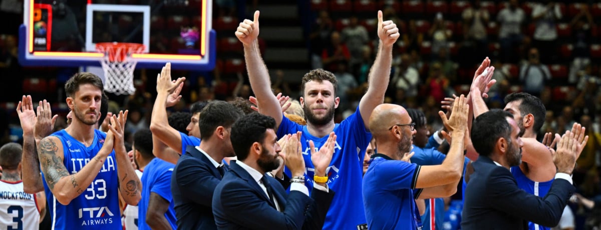 giocatori azzurri sul parquet