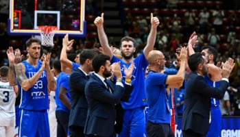 giocatori azzurri sul parquet