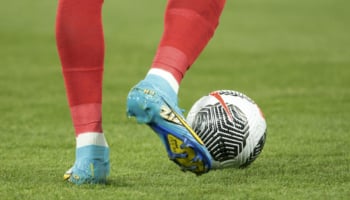giocatore in azione con pallone da calcio