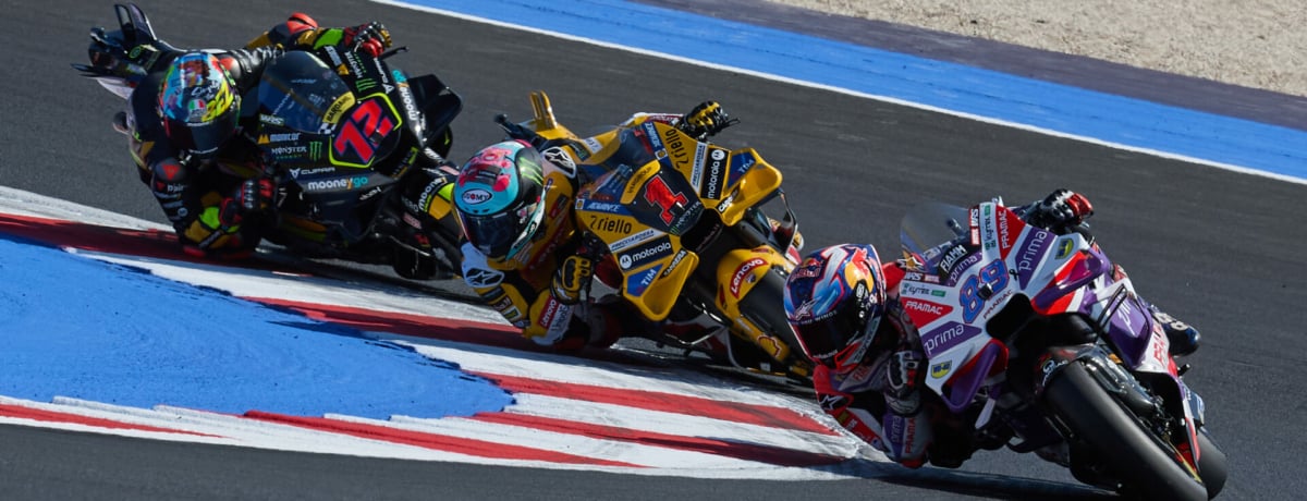 piloti motociclistici in curva