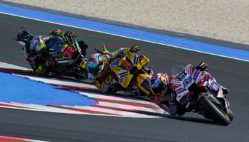 piloti motociclistici in curva