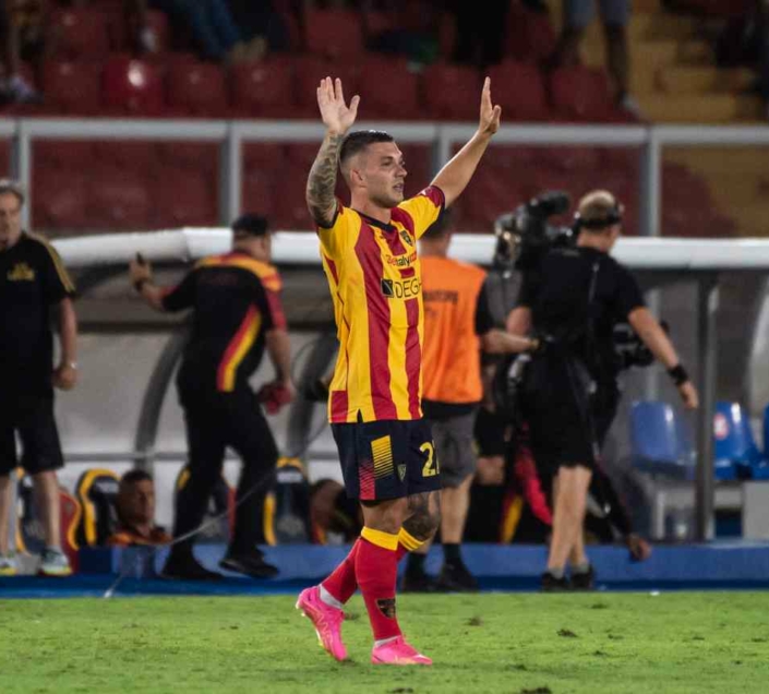 Lecce-Genoa: Strefezza torna titolare nel tridente dei pugliesi