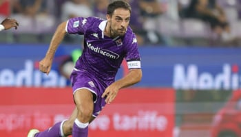 giocatore in maglia viola