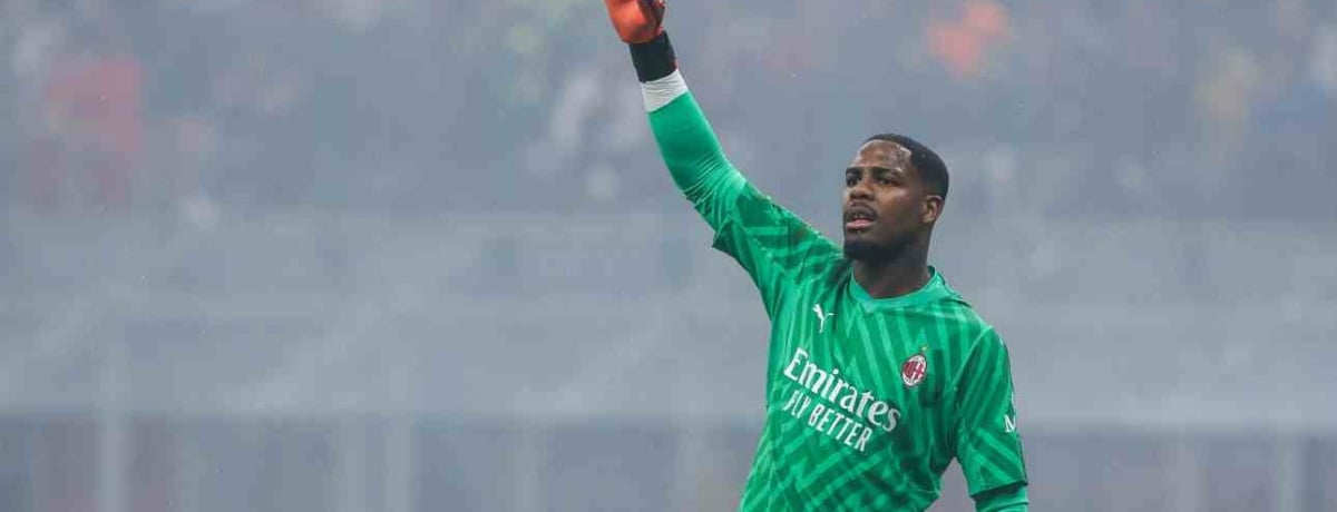 Attaccante del Milan in azione