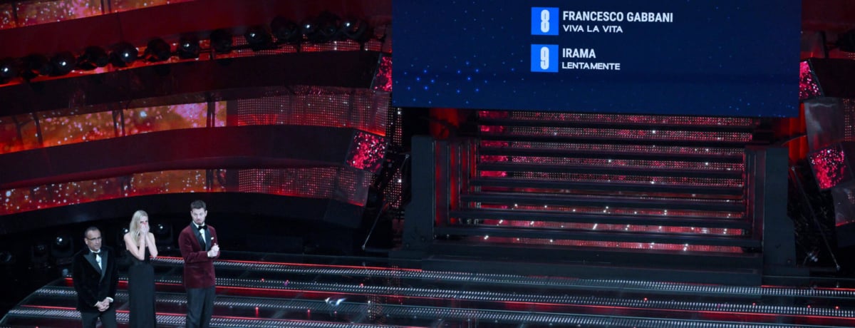 Sanremo 2026, programma e scaletta della quinta serata: tutti gli artisti di nuovo sull'Ariston